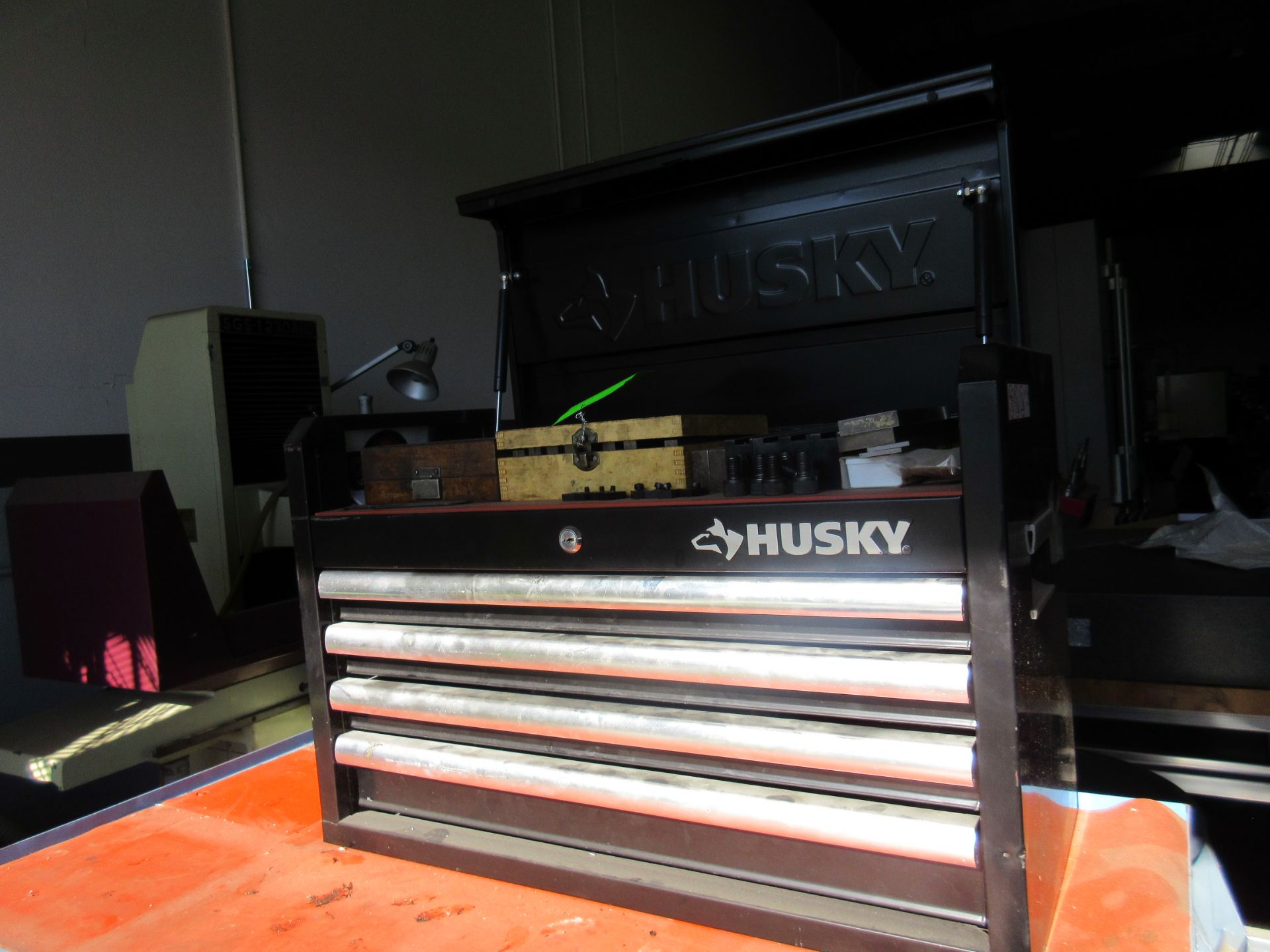 HUSKY 5-DRAWER TOOLBOX WITH PARALLEL SETS & HOLD DOWN TOOLING - Image 6 of 7