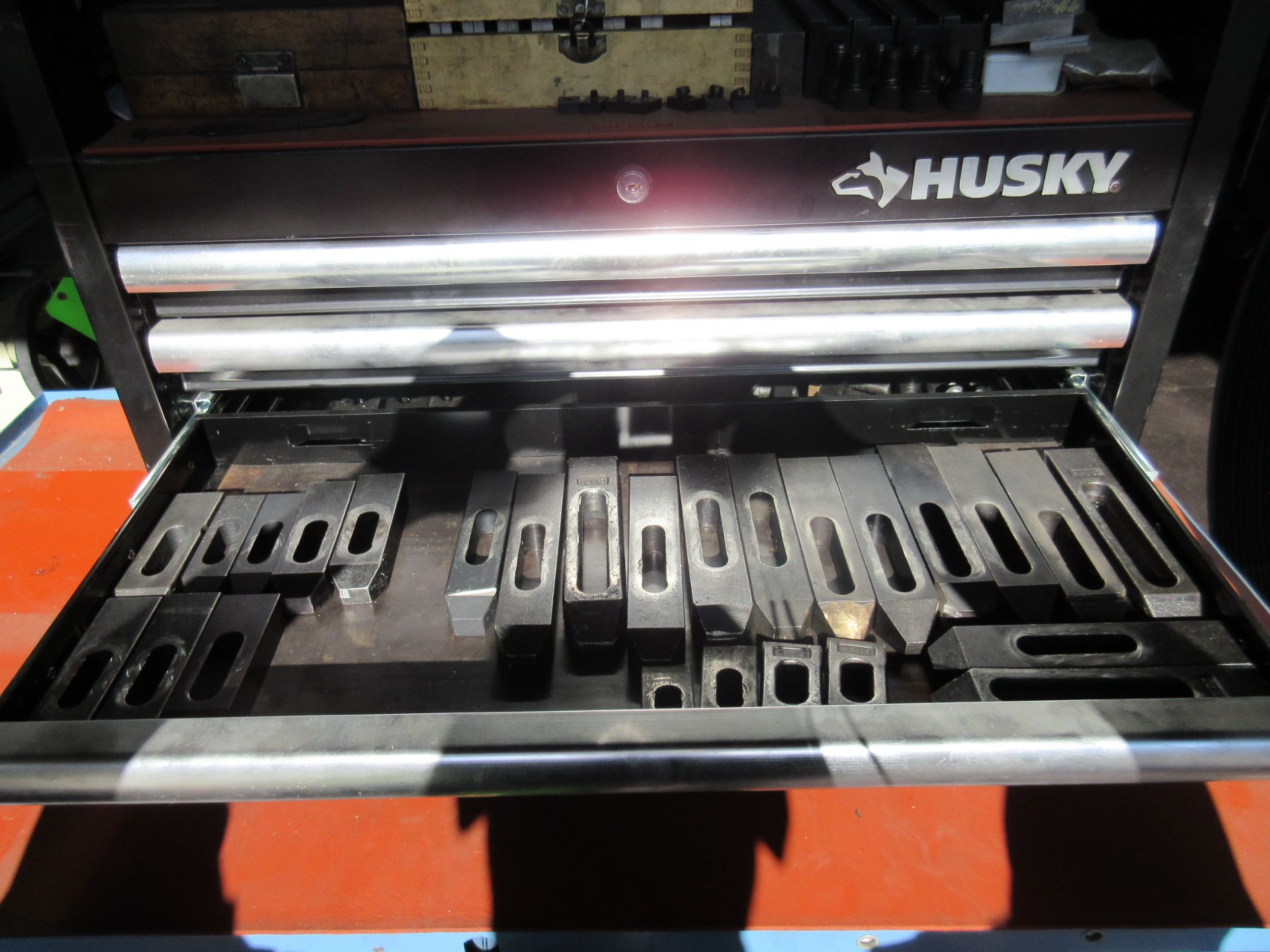 HUSKY 5-DRAWER TOOLBOX WITH PARALLEL SETS & HOLD DOWN TOOLING - Image 4 of 7