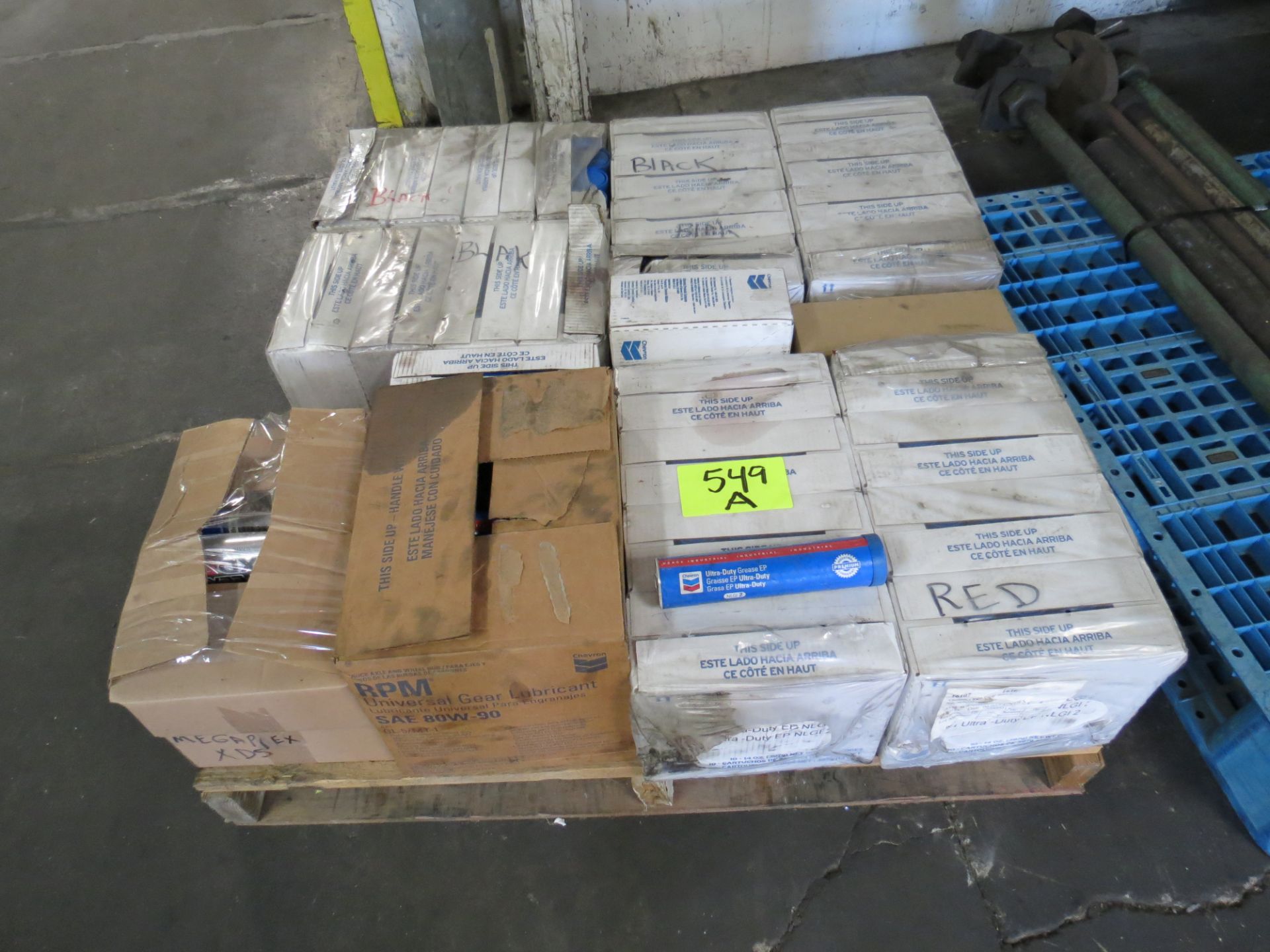 PALLET OF CHEVRON ULTRA DUTY GREASE EP & ASSORTED LUBRICANTS