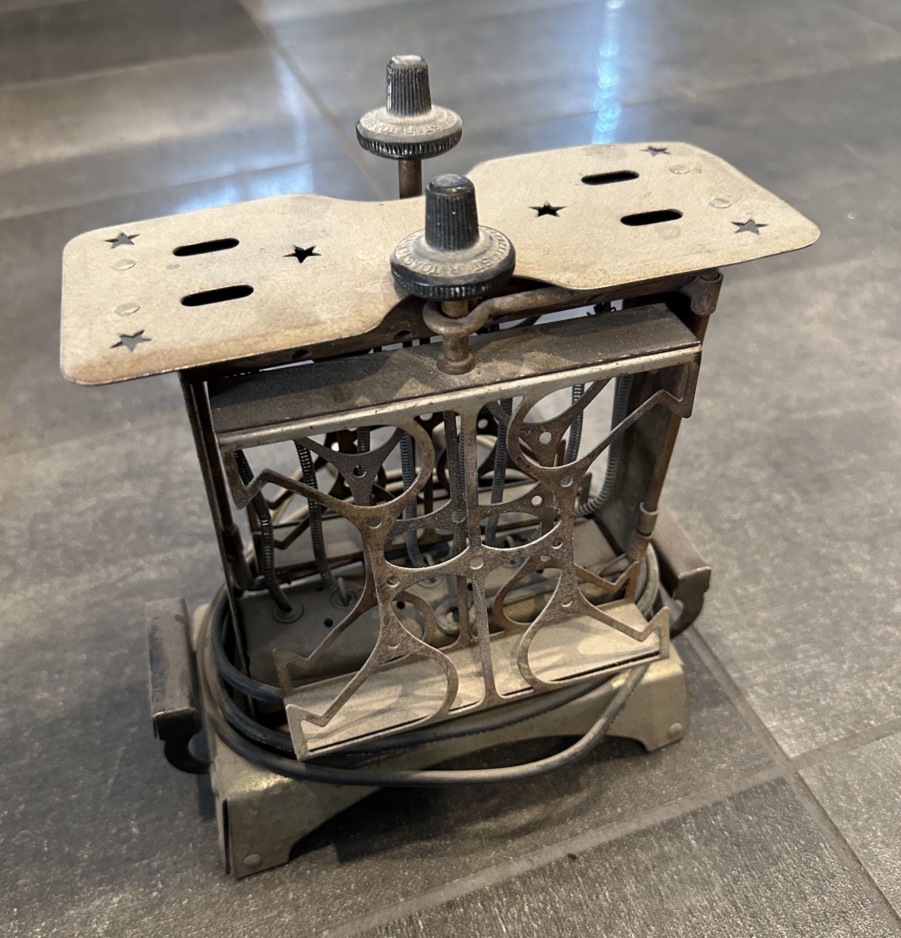VERY OLD VINTAGE TOASTER , ONE OF THE FIRST EVER INVENTED - Image 2 of 2