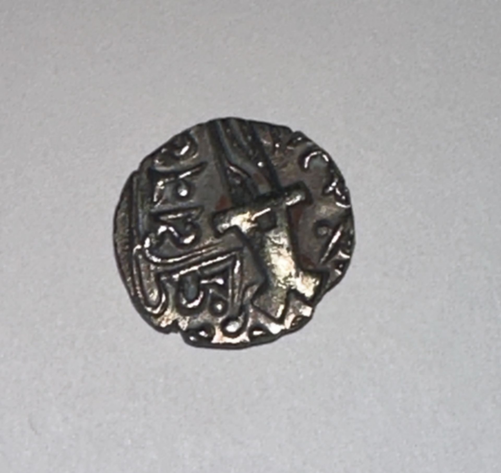 7TH 8TH CENTURY DINAR THIS IS ORIGINAL - Image 3 of 4