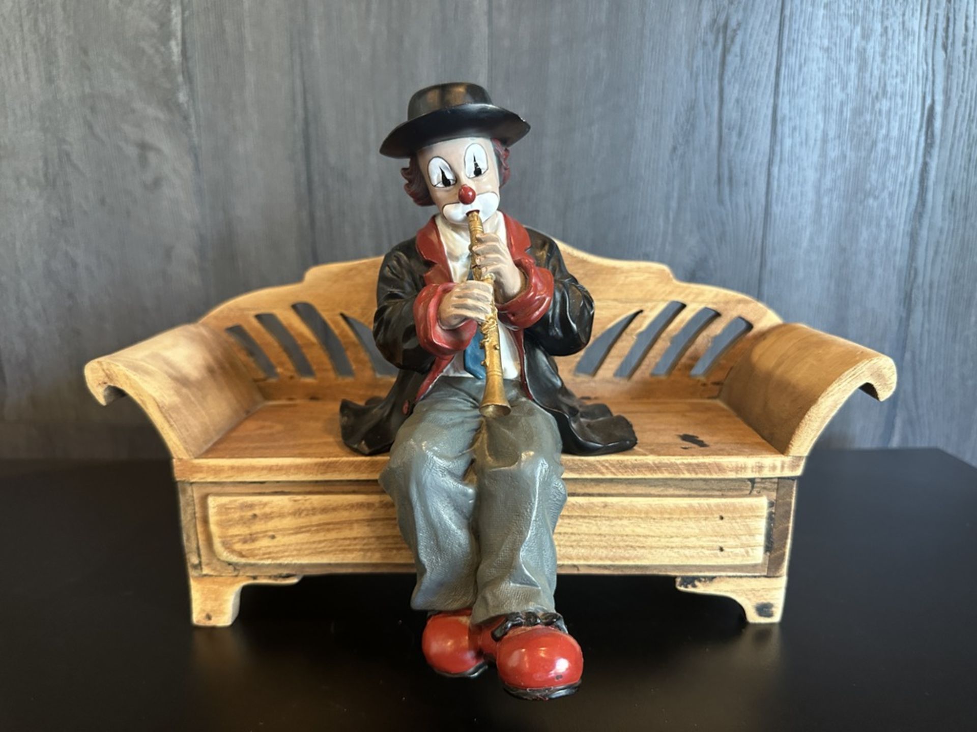 CLOWN SITTING ON BENCH GILDE CLOWNS ORIGINAL