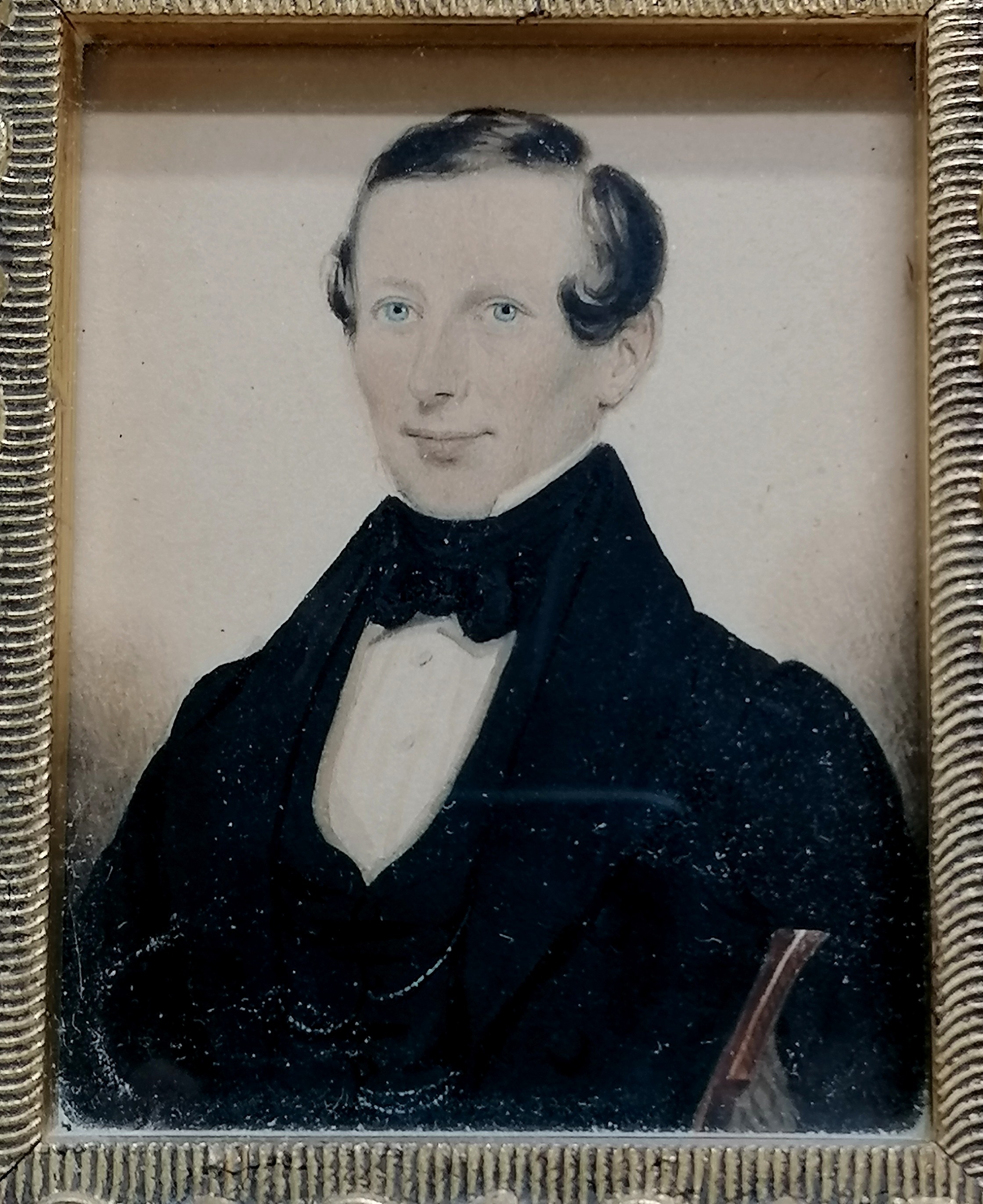 Antique portrait miniature of a gentleman in later frame (frame 21cm x 23cm) t/w hand painted - Image 3 of 5