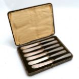 Set of 6 x silver handled tea knives in a fitted case