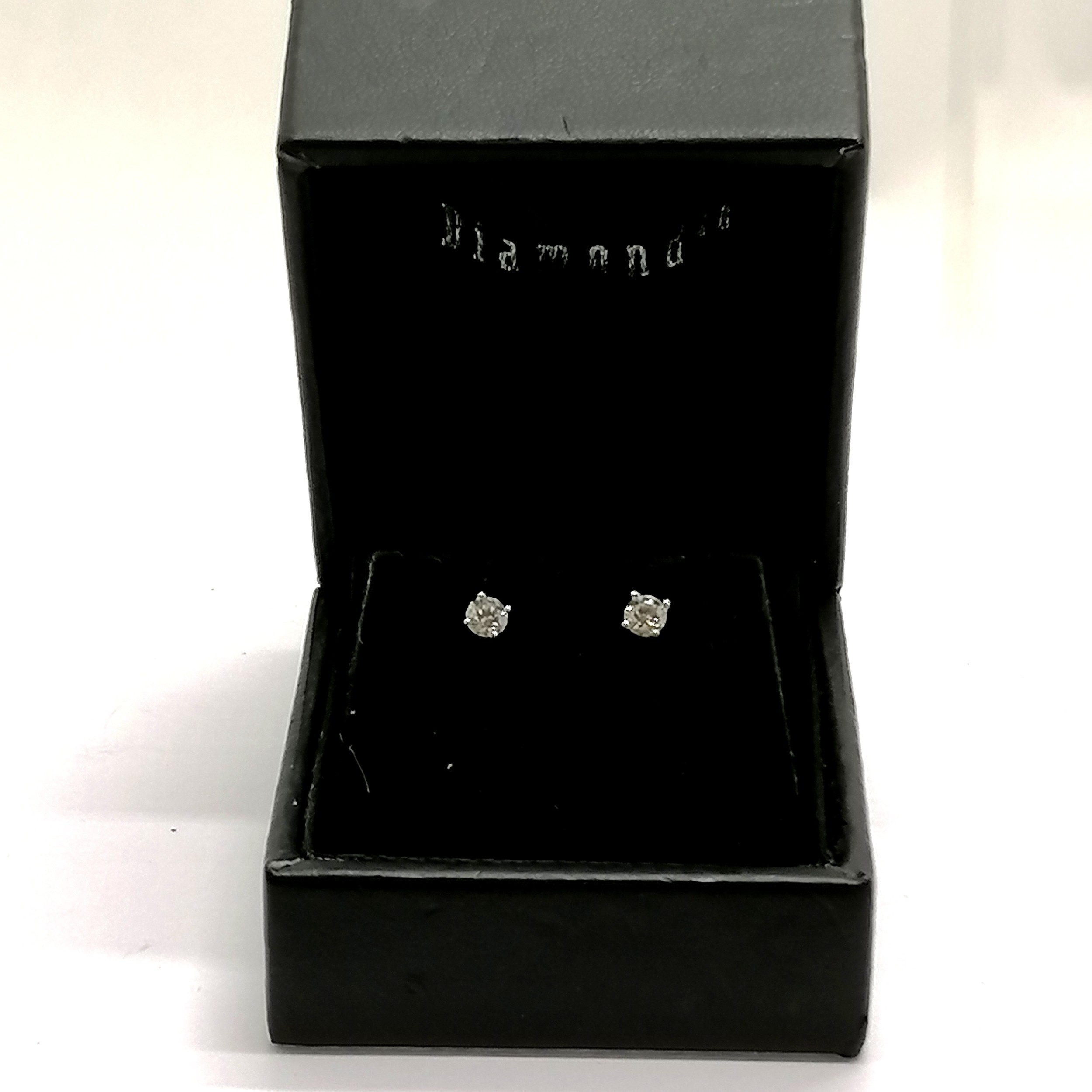 Pair of 18ct white gold diamond stud earrings - approx 3mm diameter - Image 2 of 2