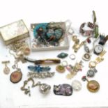 Qty of costume jewellery inc silver heart pendant, coral drop earrings, pottery cat brooch etc t/w
