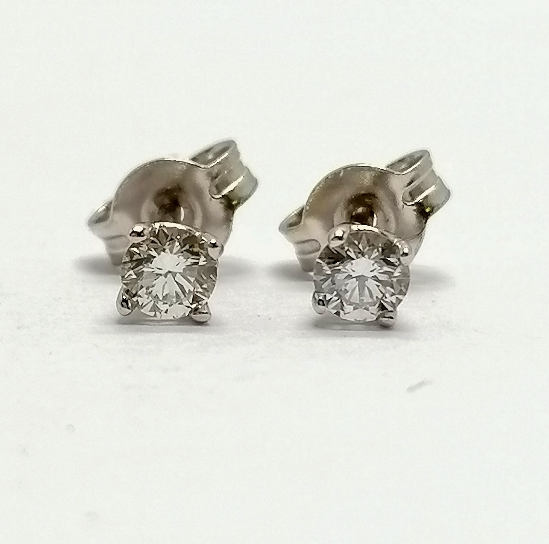 Pair of 18ct white gold diamond stud earrings - approx 3mm diameter