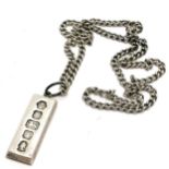 1977 silver ingot pendant by Carr's of Sheffield Ltd on a unmarked silver 56cm chain (a/f) ~ total