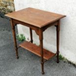 Small oak side table with shelf. In good used condition. 69 cms in width, 46 cms in depth, 72 cms in