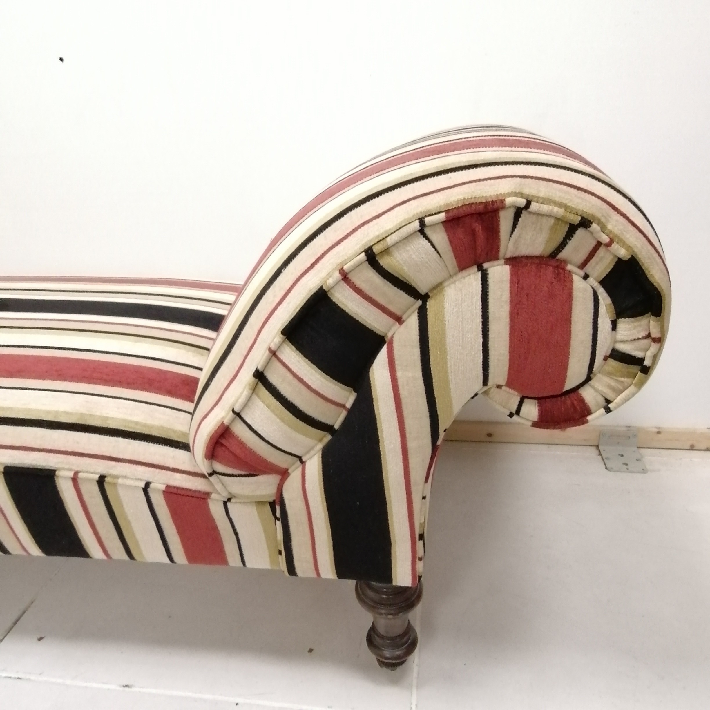 Victorian Chaise longue reupholstered in striped fabric - 65cm high x 184cm long & 65cm wide - Image 2 of 2