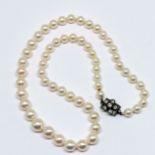 Good quality graduated pearl strand necklace with diamond set clasp (40cm long in original leather