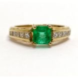 18ct hallmarked gold emerald ring with princess cut diamond shoulders (10) by Iliana - size O & 5g