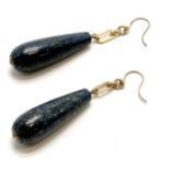 Pair of 9ct marked gold lapis pendant drop earrings - 5cm drop