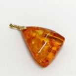 8ct marked (333) gold amber pendant - 5cm drop & total weight 9.6g