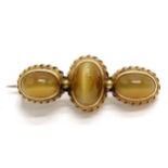 Antique 9ct marked gold cats eye 3 stone set brooch - 3cm across & 2.8g total weight