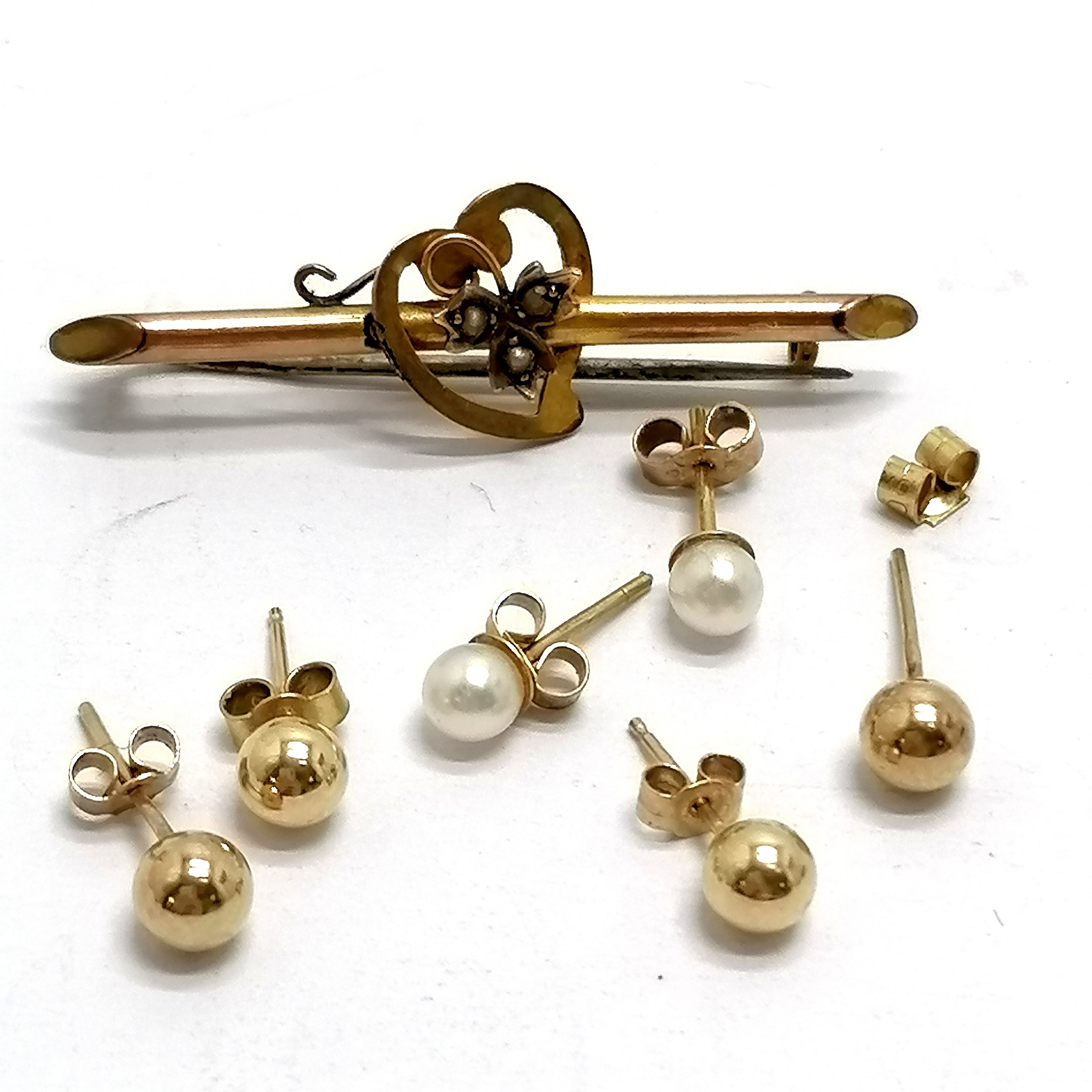 3 pairs of 9ct gold earrings T/W an antique 9ct marked bar brooch with metal pin. Total weight 2.7g