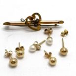 3 pairs of 9ct gold earrings T/W an antique 9ct marked bar brooch with metal pin. Total weight 2.7g