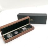 London Mint Office cased diamond jubilees silver set ~ 2012 QEII £5 & 1897 QV commemorative