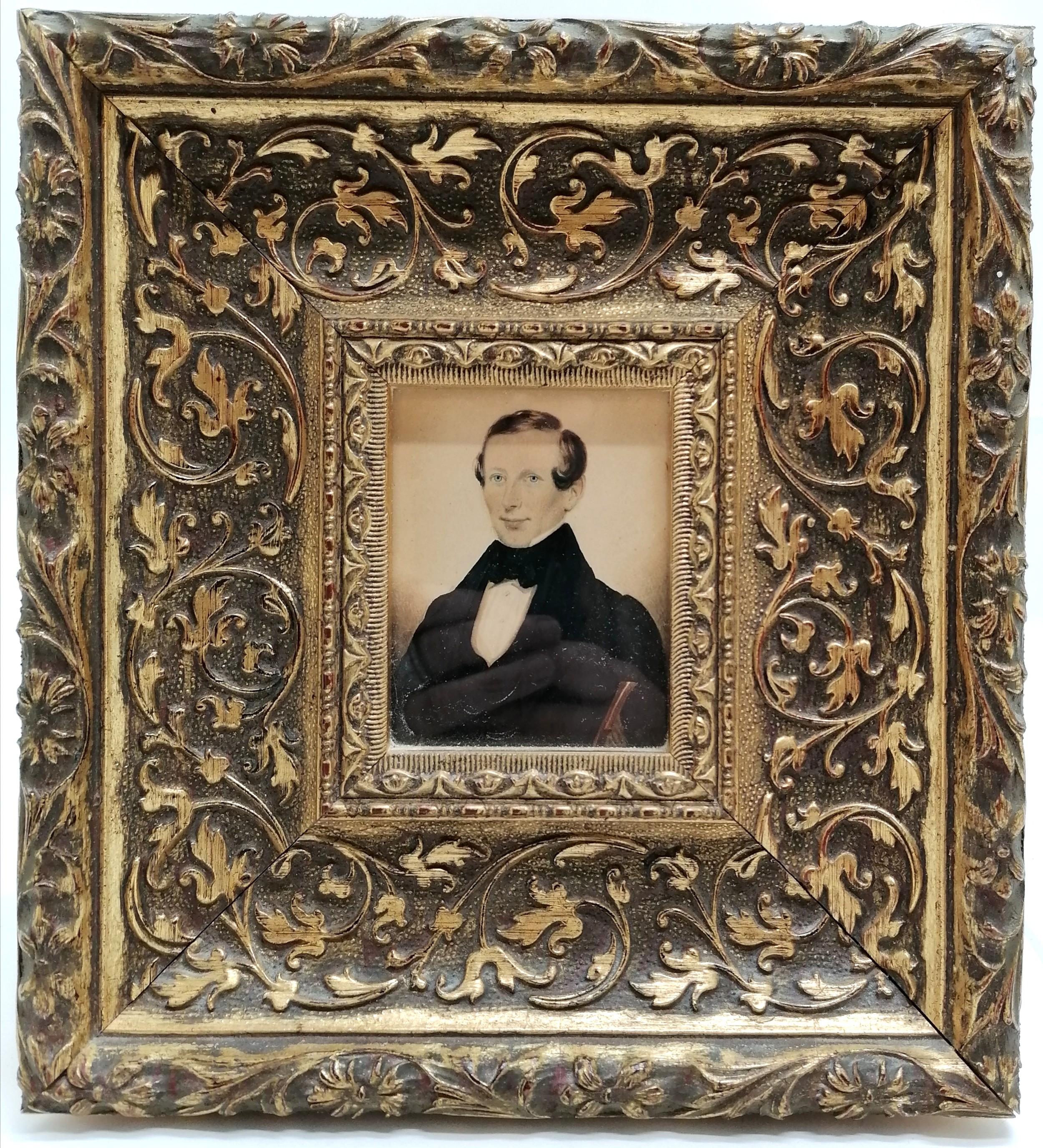 Antique portrait miniature of a gentleman in later frame (frame 21cm x 23cm) t/w hand painted - Image 4 of 5