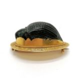 Antique unmarked gold Egyptian revival scarab beetle brooch - 3cm & 4.8cm total weight