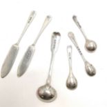 4 silver hallmarked condiment spoons, longest is Georgian (11cm) T/W 2 silver hallmarked butter