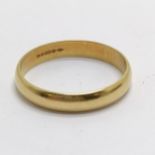 18ct hallmarked gold band ring - size R & 3g
