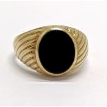 9ct hallmarked gold onyx set signet ring - size R & 4g total weight