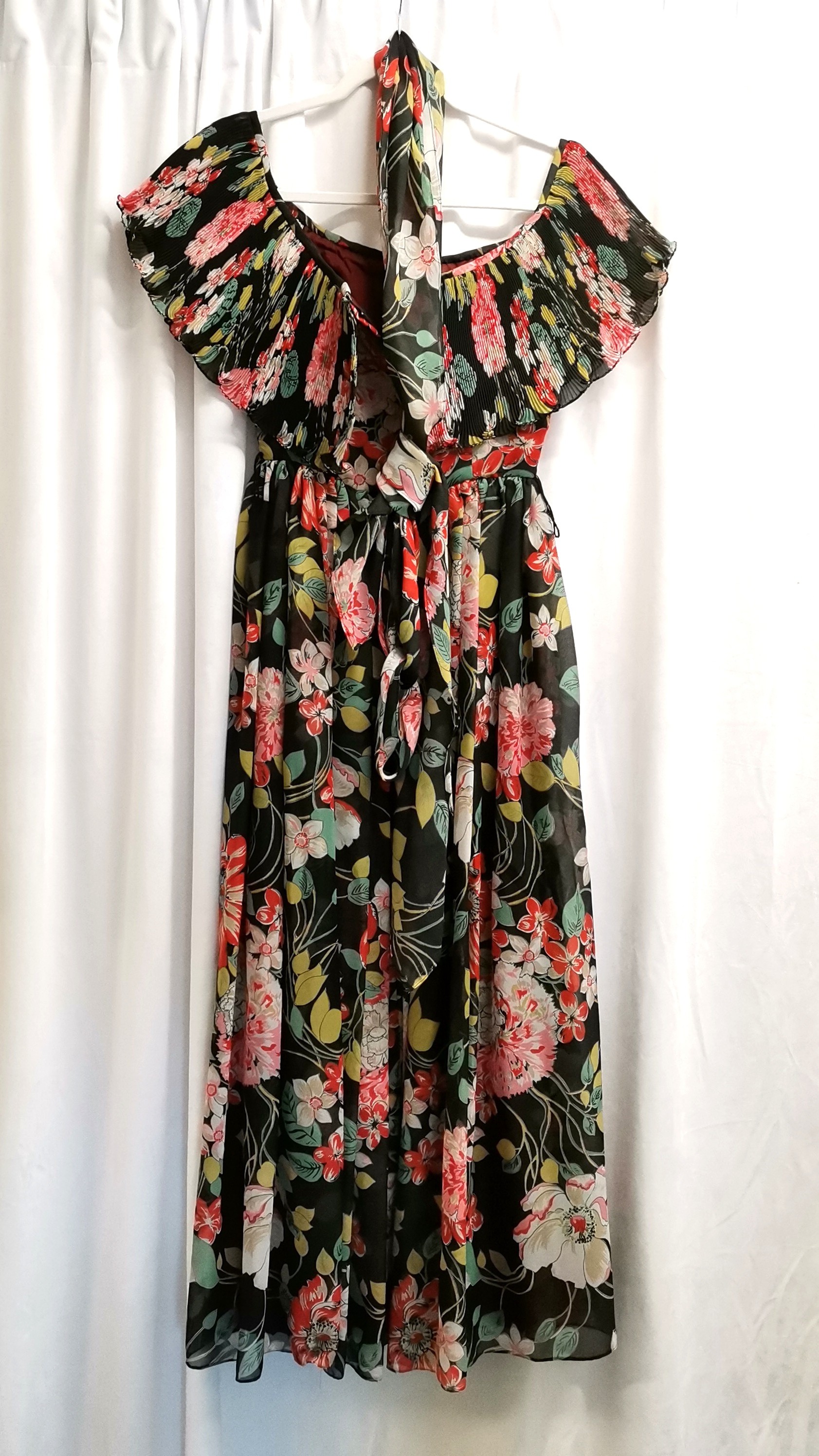 1970's Jean Varon chiffon floral dress with tie belt & large pleated collar - chest 72cm