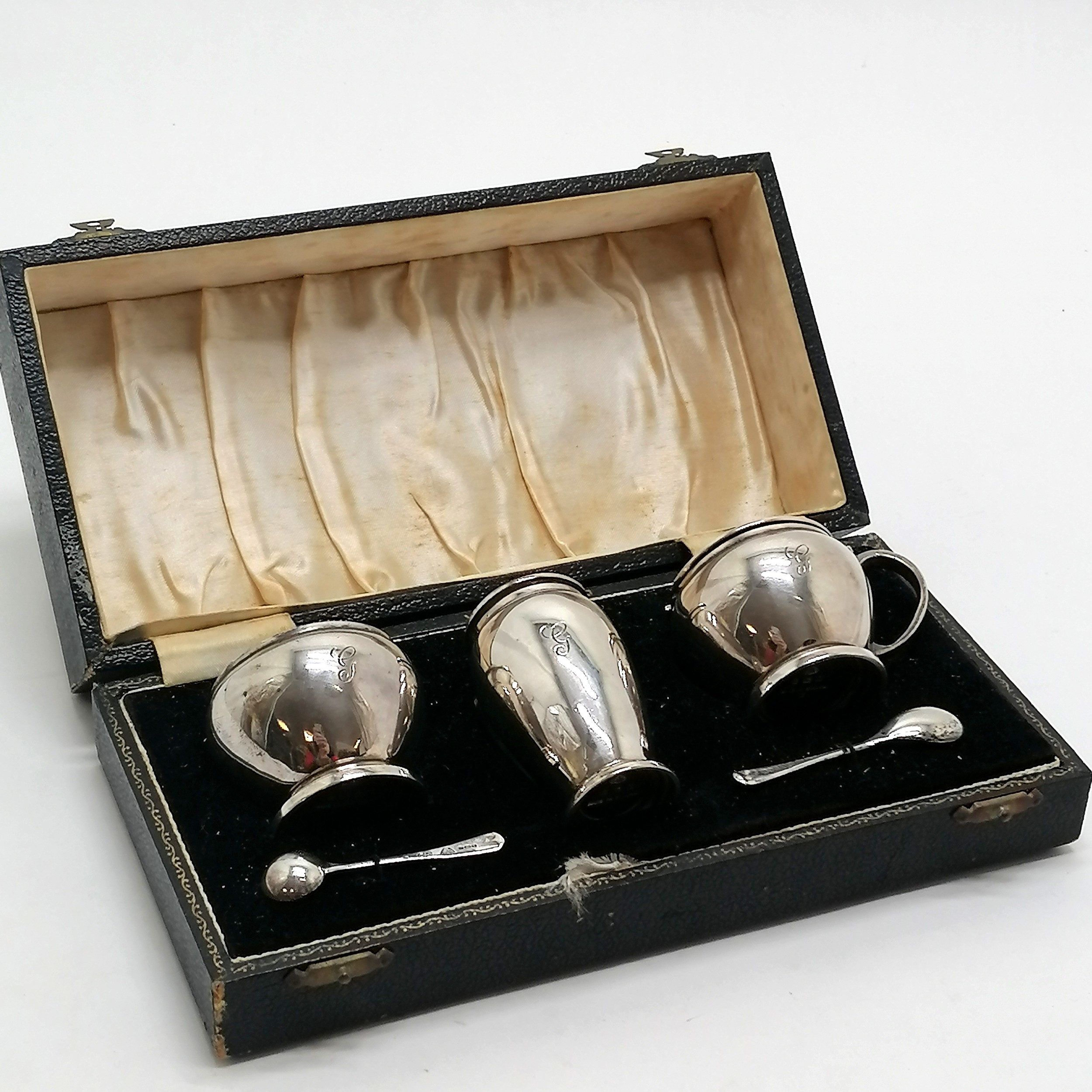1948 cased sterling silver cruet set (with blue glass liners) by Adie Brothers Ltd - pepper 7.5cm