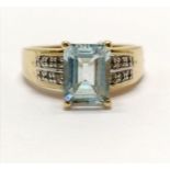 9ct marked gold aquamarine ring with white stone set shoulders - size U & 5.4g total weight