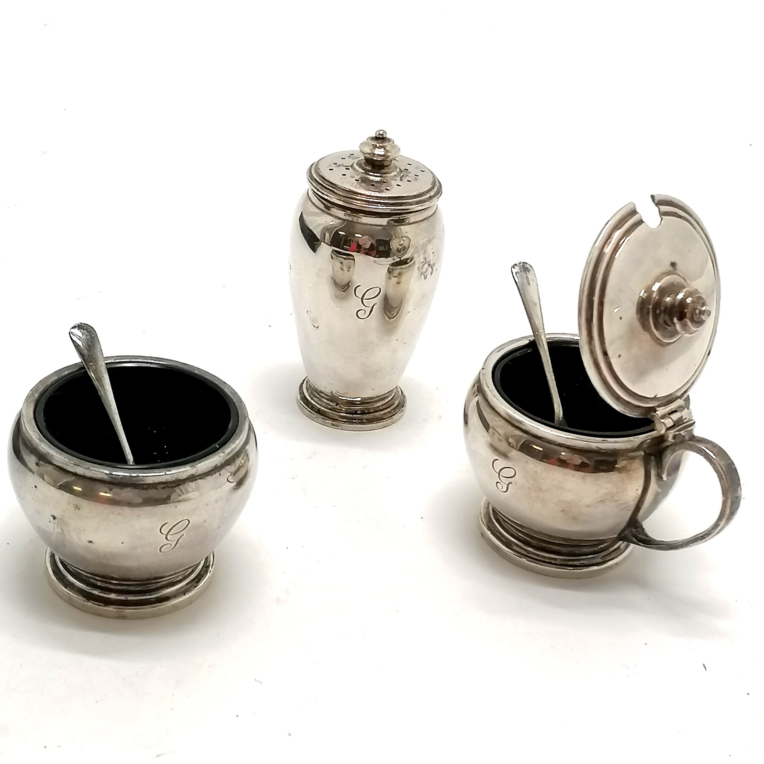 1948 cased sterling silver cruet set (with blue glass liners) by Adie Brothers Ltd - pepper 7.5cm - Image 2 of 3