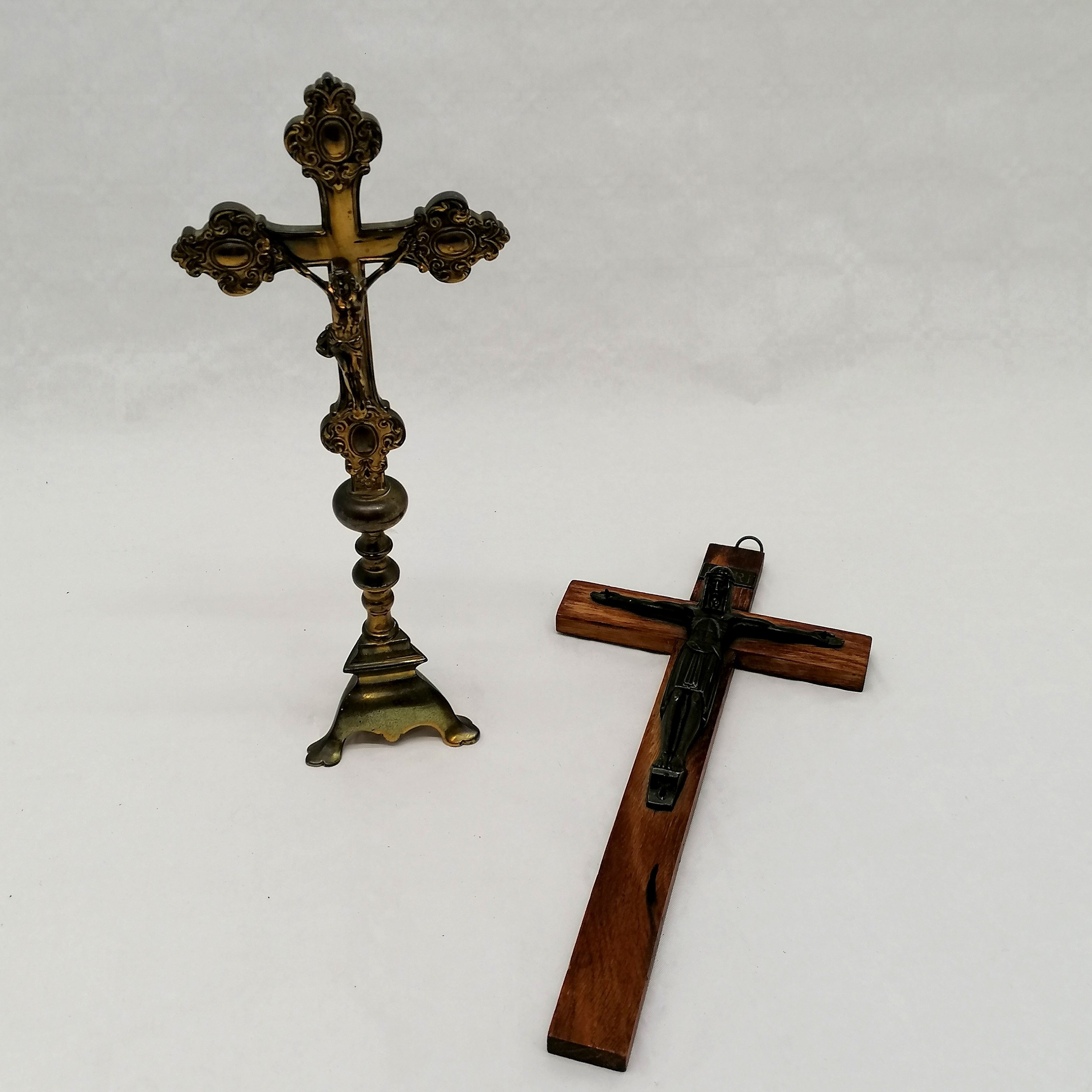 Antique brass crucifix 30cm high T/W a cast metal figure on a wooden cross - Image 2 of 3