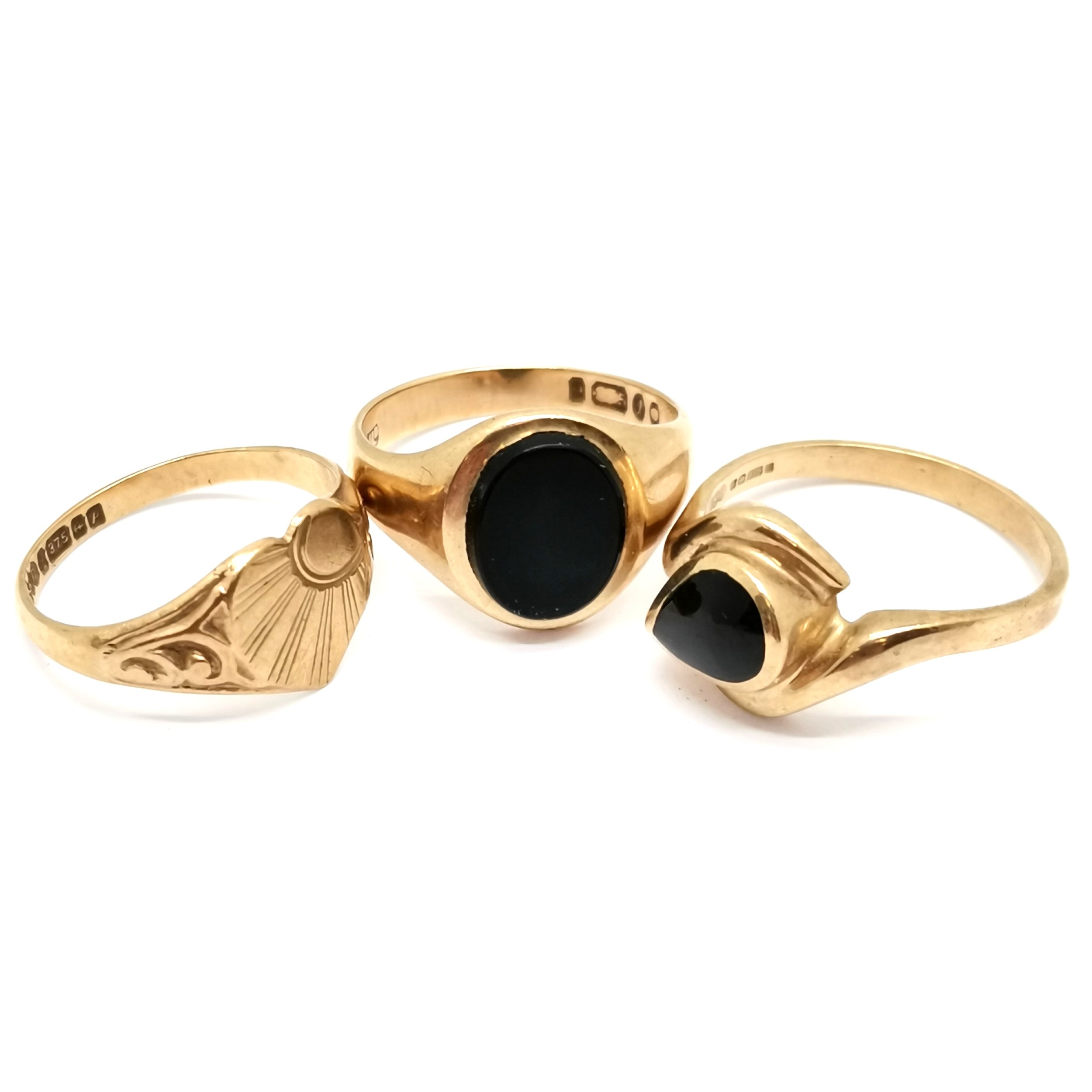 3 x 9ct gold rings inc 2 set with onyx (inc signet) t/w 9ct gold camel charm - 9.7g total weight - Image 2 of 3