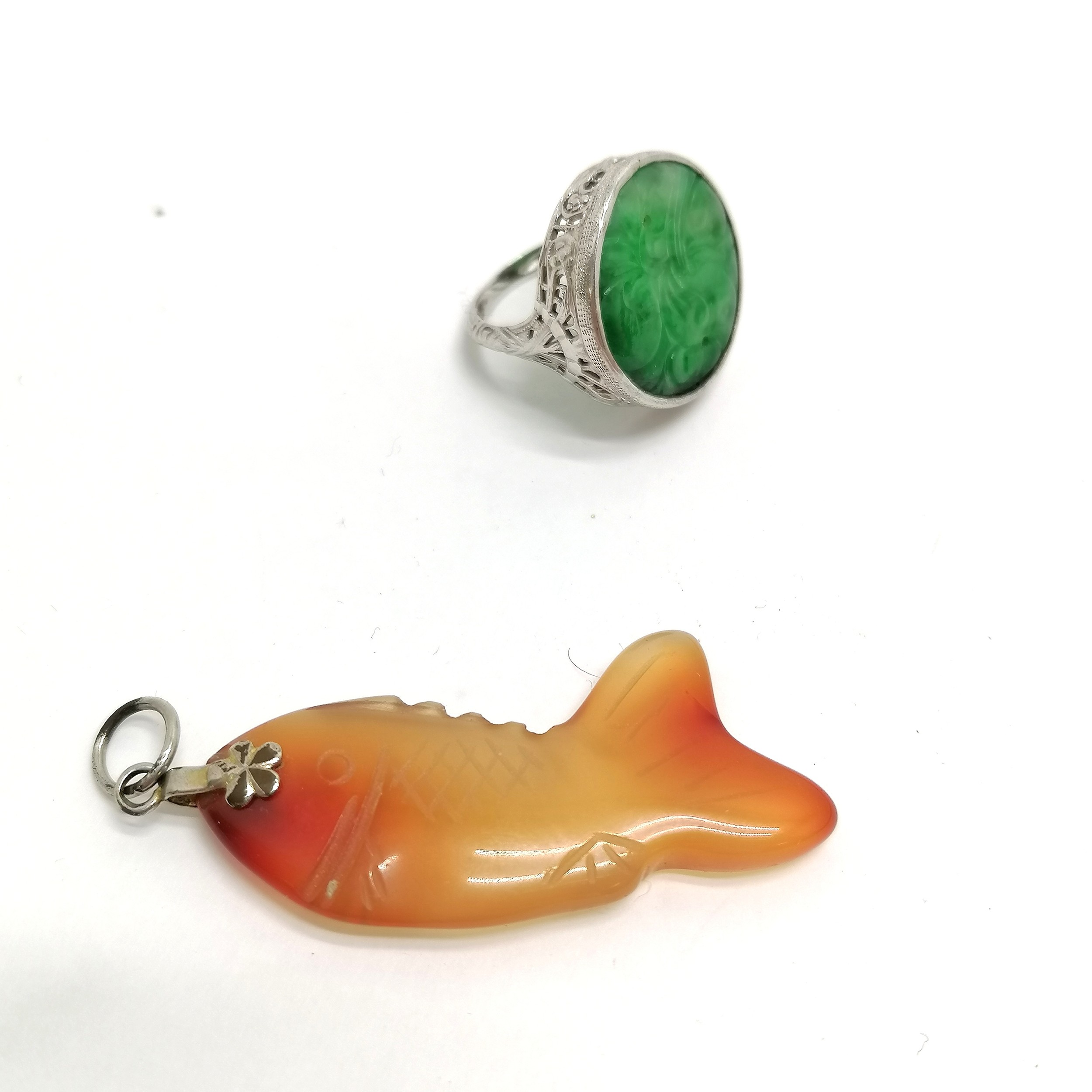 Hand carved oriental jade panel set ring (size H), cornelain carved fish pendant, silver mounted - Image 4 of 5