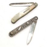 Georgian silver pocket knife with embossed decoration to case (13cm extended) - blade is loose to