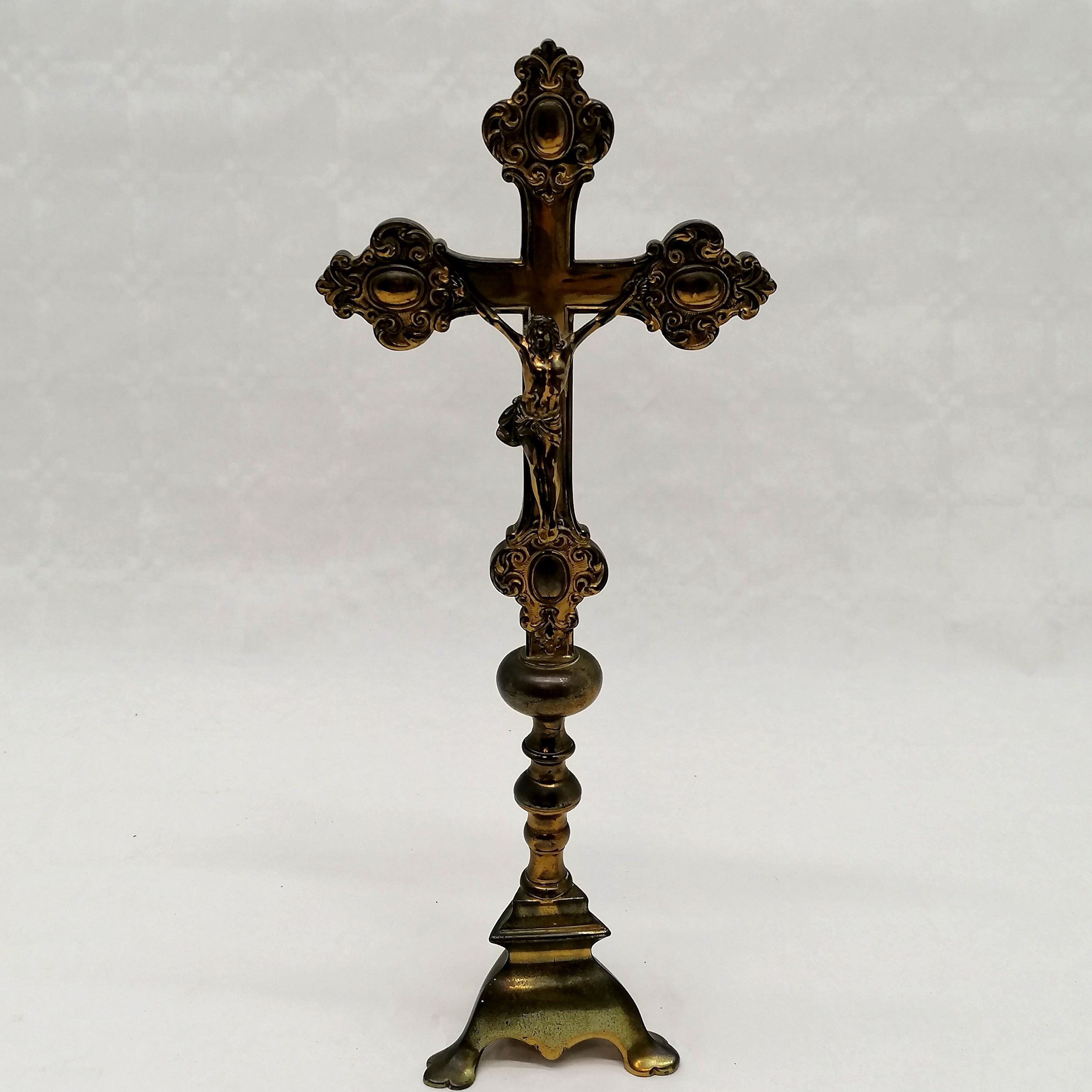 Antique brass crucifix 30cm high T/W a cast metal figure on a wooden cross - Image 3 of 3