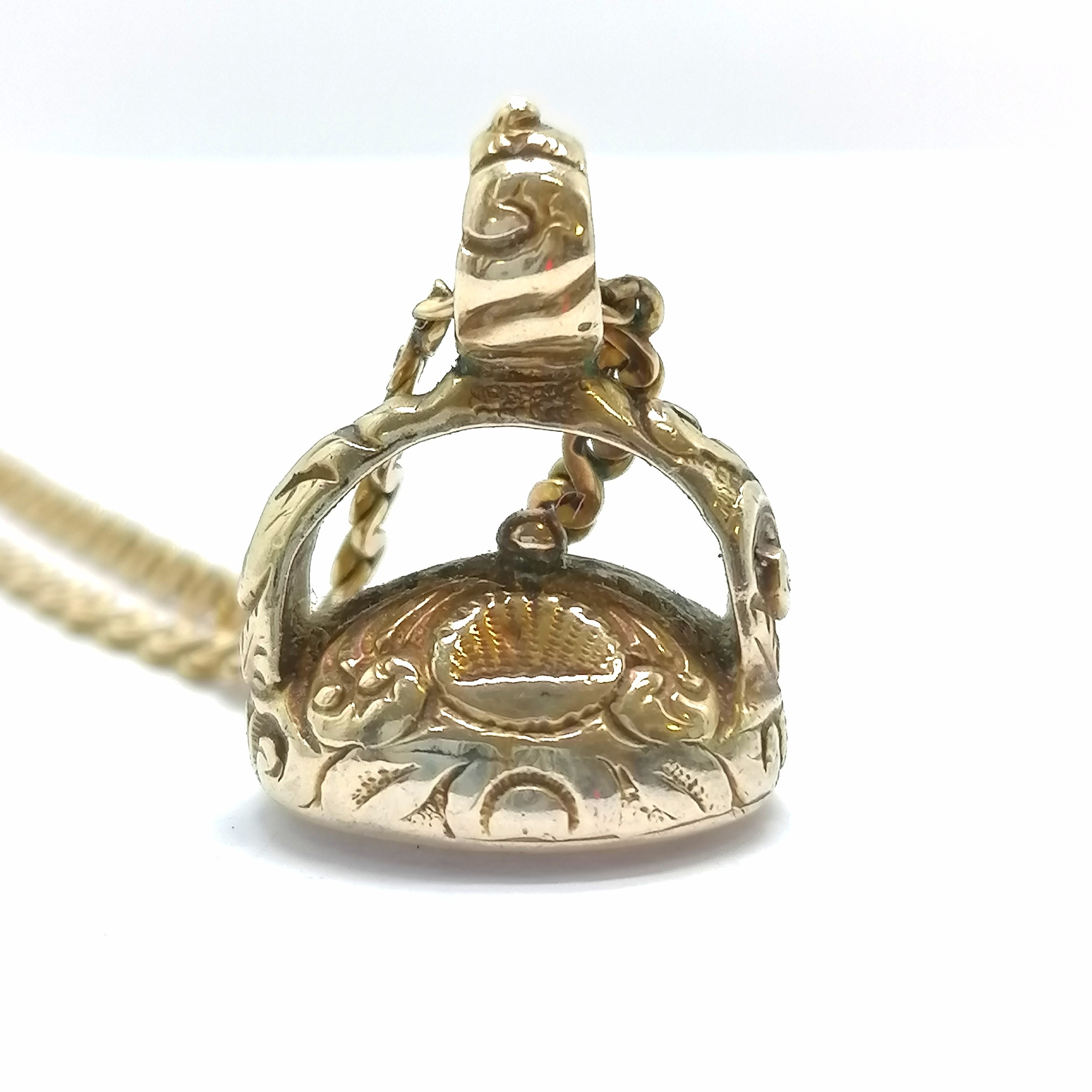 9ct hallmarked gold 42cm neckchain with antique yellow metal seal fob pendant with white agate - Image 3 of 4