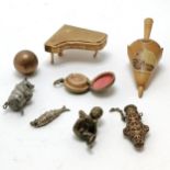 Novelty pig vesta, Strattons compact as a piano, Mauclin ware pin cushion all A/F, T/W a brass