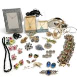 Qty of costume jewellery inc cat brooch, ceramic floral brooches and earrings (slight a/f) etc