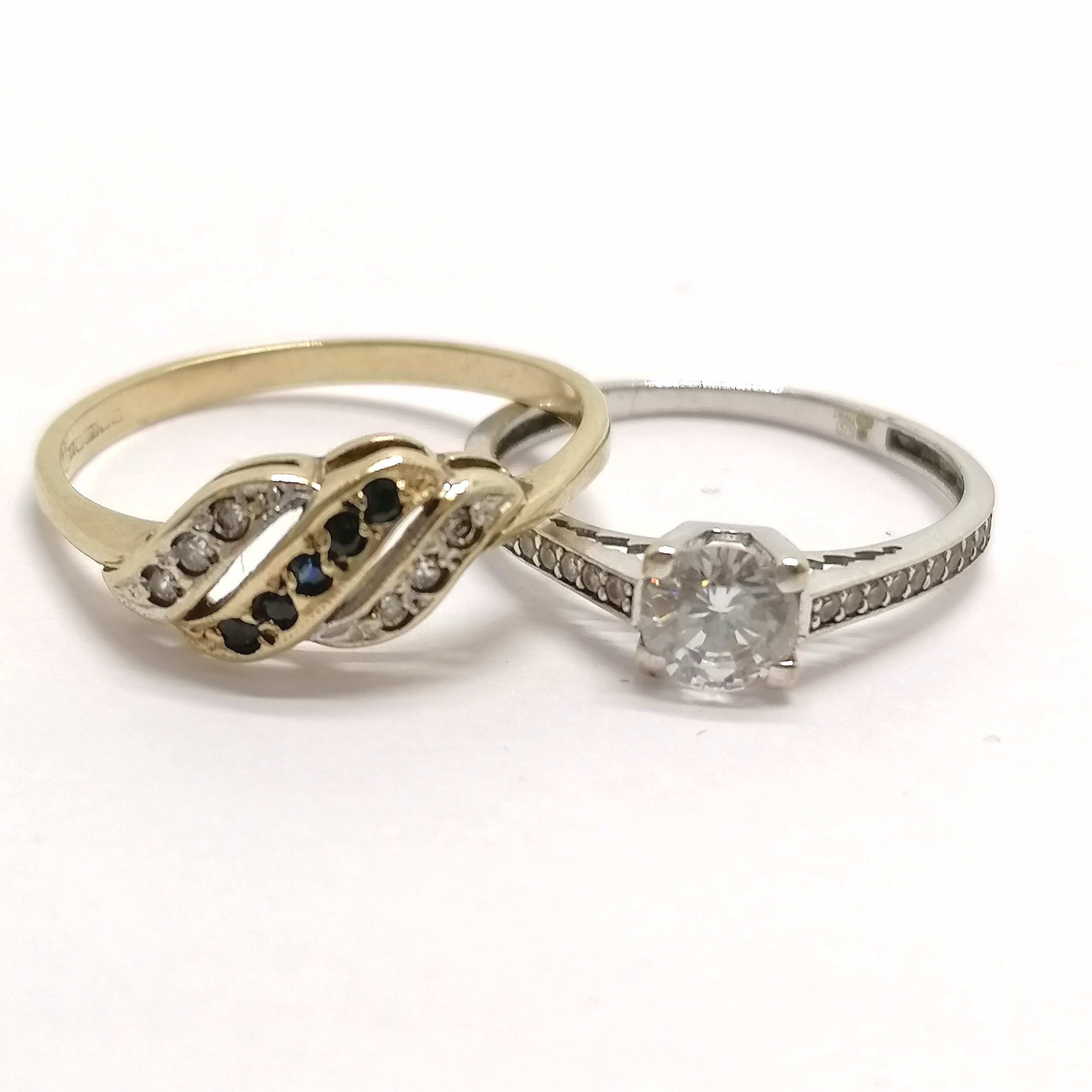 9ct hallmarked white gold white stone set ring (size Q) t/w 9ct hallmarked yellow gold blue /