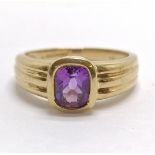 9ct hallmarked gold amethyst stone set ring with triple ribbed shoulders - size N½ & 3.3g total