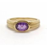 9ct hallmarked gold oval amethyst stone set ring with ribbed shoulders - size N & 3.3g total weight