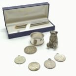 Novelty Chester silver napkin ring with (now) detached bear (25g), 1935 crown coin, 4 x JFK ½ dollar