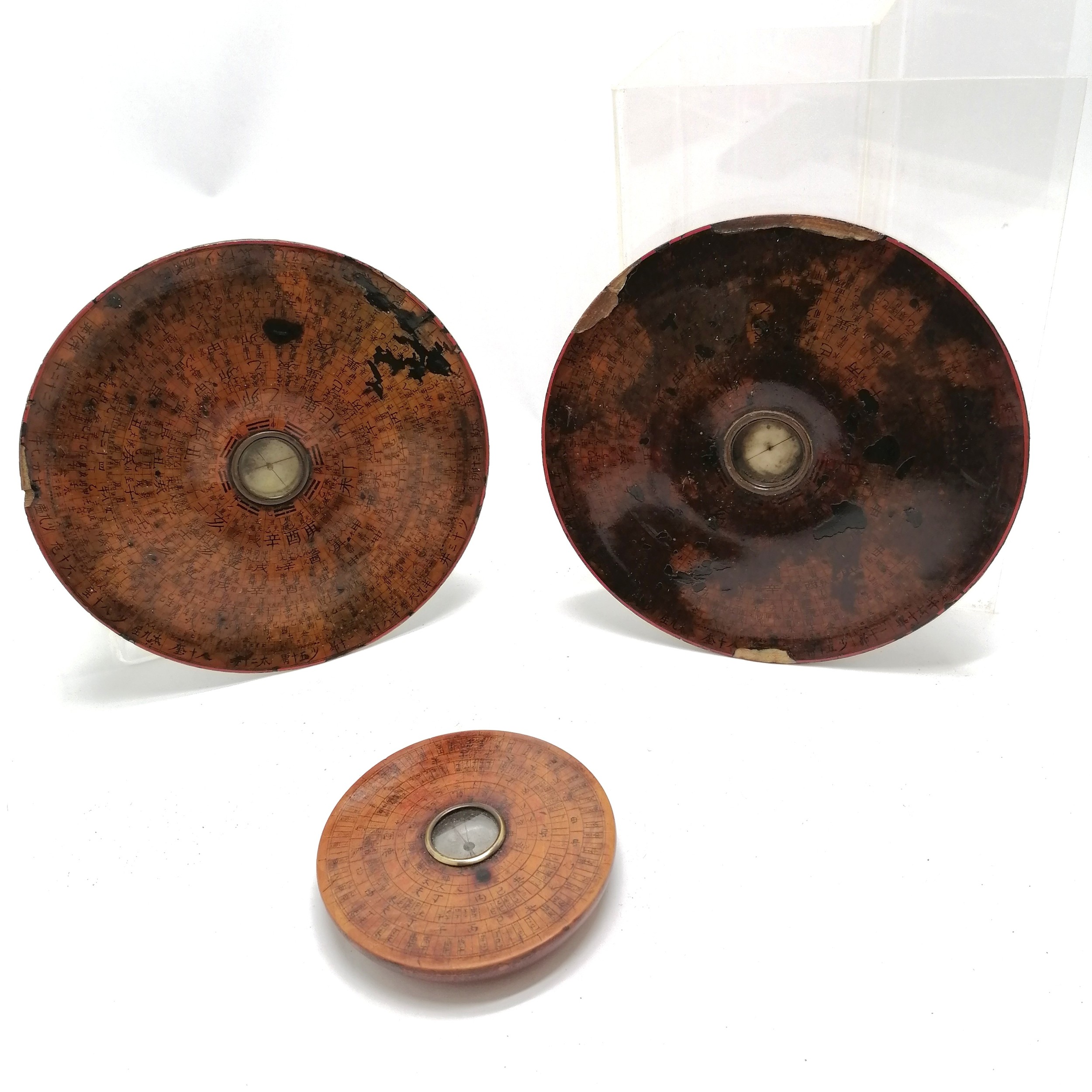 3 x Chinese lacquered wood geomantic compasses - largest 17.5cm diameter ~ 1 missing needle and