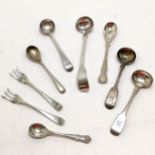 5 x silver - 2 x condiment spoons, 7cm bonbon dish, stamps case & sherry label (lacking chain) -