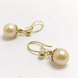 Pair of 9ct hallmarked gold pearl drop earrings - 2cm drop & 1.4g total weight