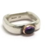 Unusual square shanked silver ring with cabochon amethyst in an unmarked gold mount - size approx