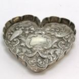 1892 silver heart shaped embossed dish by William Comyns & Sons - 9.5cm across & 44g