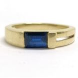 14ct marked gold blue stone ring with cut away detail to 1 shoulder - size J½ & 3.8g total weight