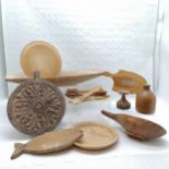 Quantity of woodware including bread boards, carved, etc. Largest measuring 65cm long.